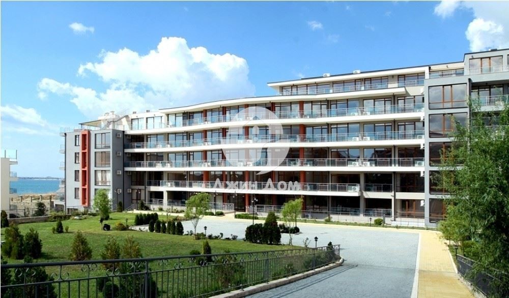 Просторен едностаен апартамент в к-с Сън Уейв, гр. Свети Влас