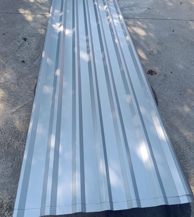 Tabla vopsita alba și gri si șipcă metalica(8004)