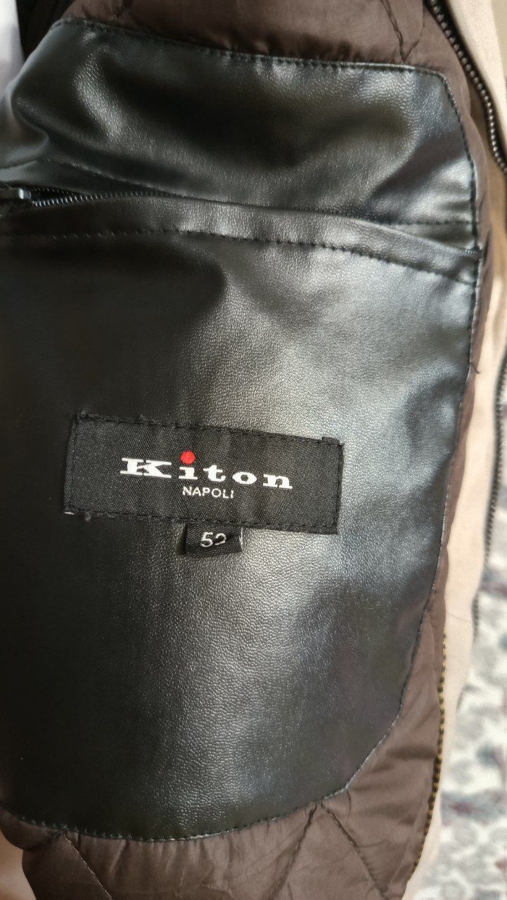 Erkaklar kiyimi sotiladi