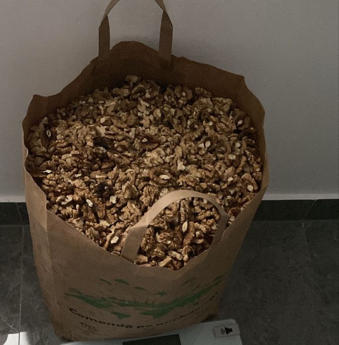 Vand 12 kg nuca uscata de anul  acesta !