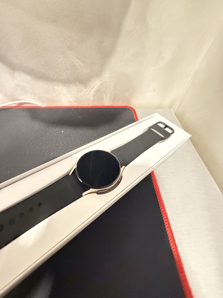 Продавам SAMSUNG Galaxy Watch 4