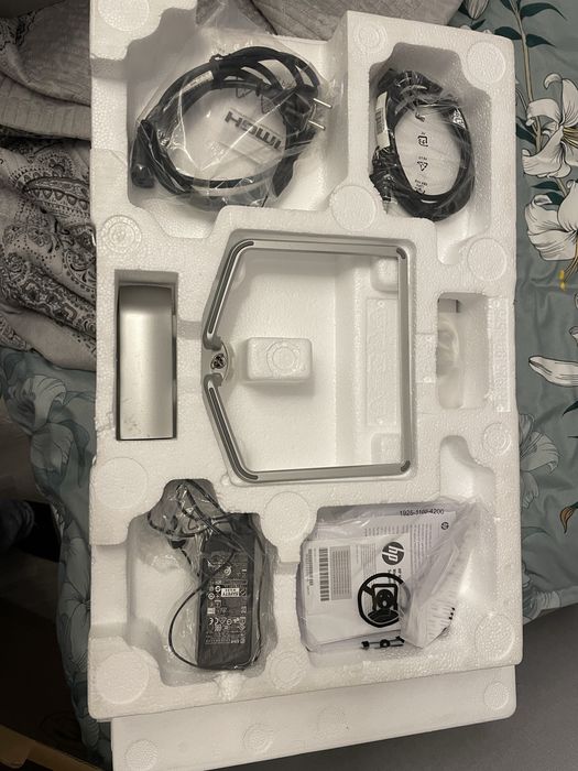 Монитор почти новый Hp 24FW Full комплект