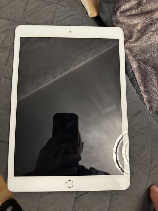 Vind ipad generatia 8 impecabila