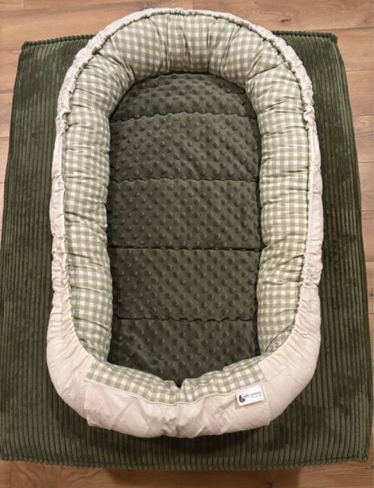 Babynest cu doua fete