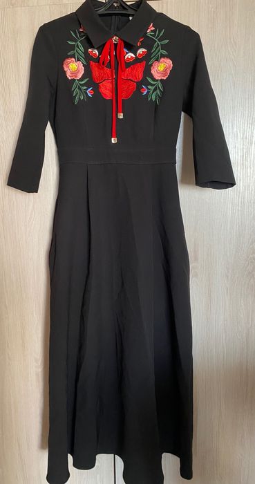 Платье с вышивкой