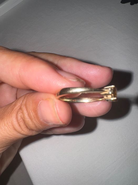 Златен пръстен с камък цирконии