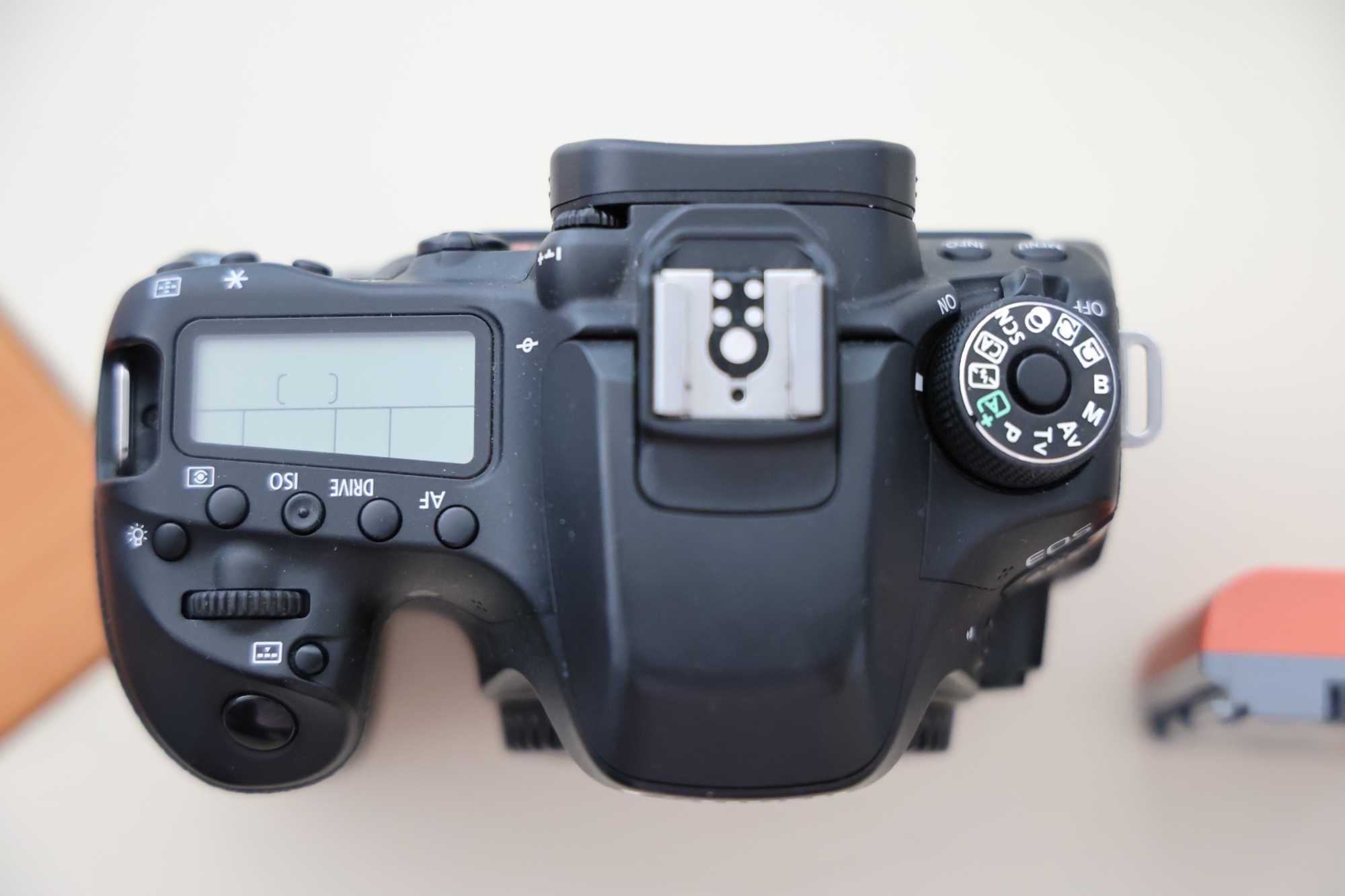 Canon EOS 80D тяло + две батерии и зарядно