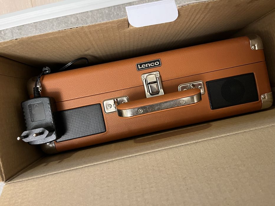 Pick up Lenco cu boxe integrate