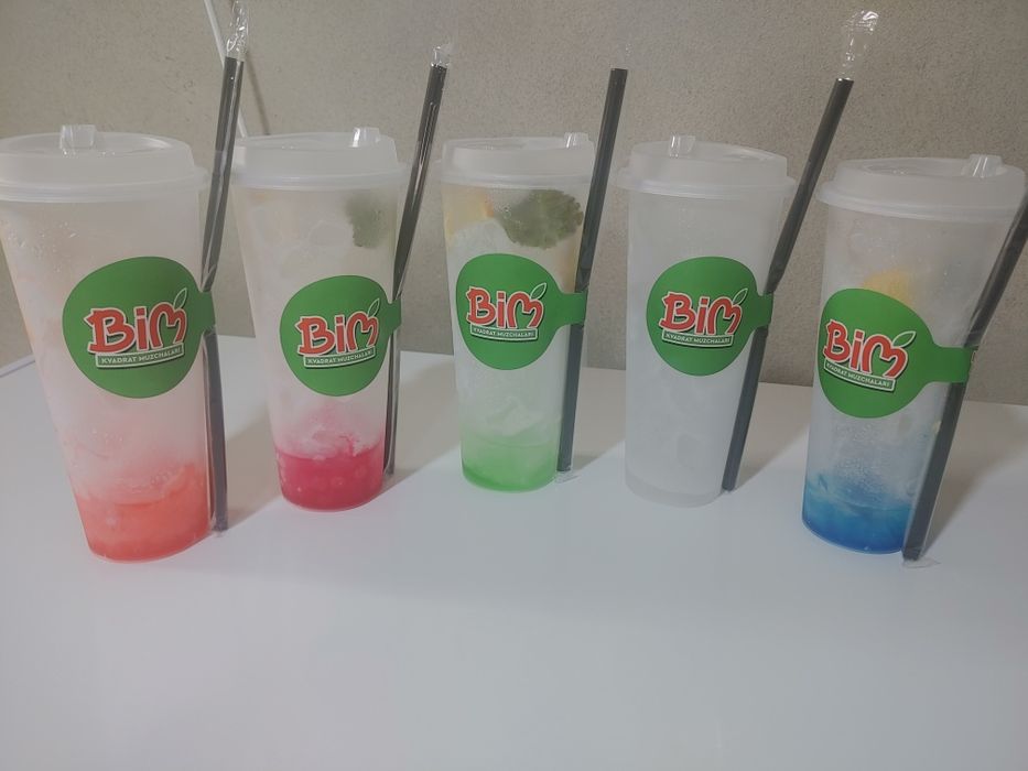 Kubikli muz bo'laklari