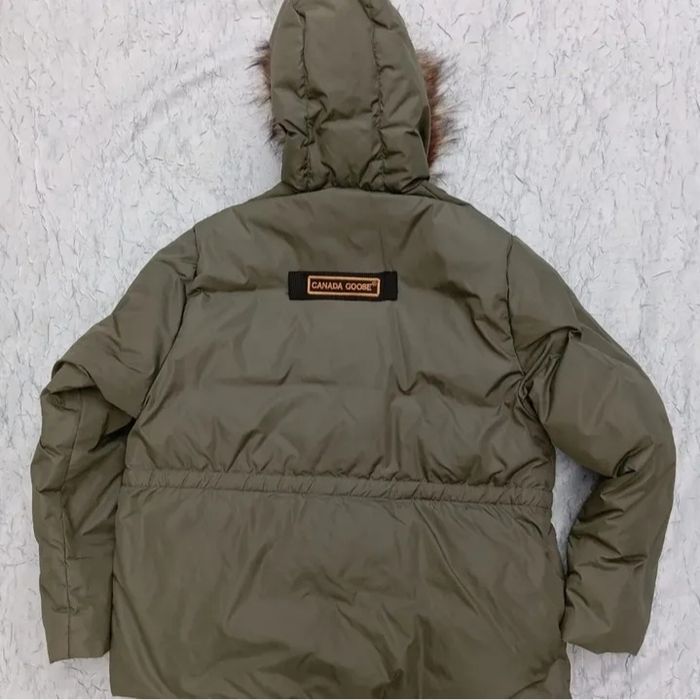 Vând geaca dama Canada Goose!