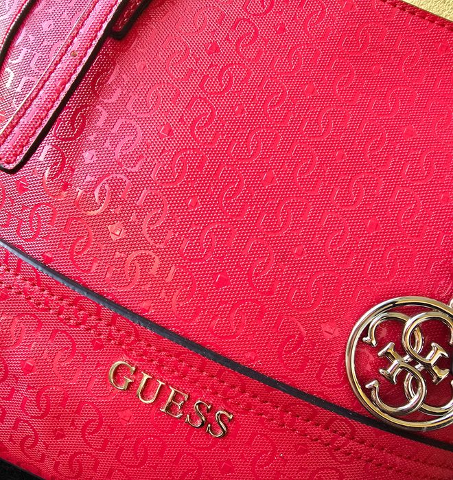 Guess оригинална дамска чанта в малиново червен цвят