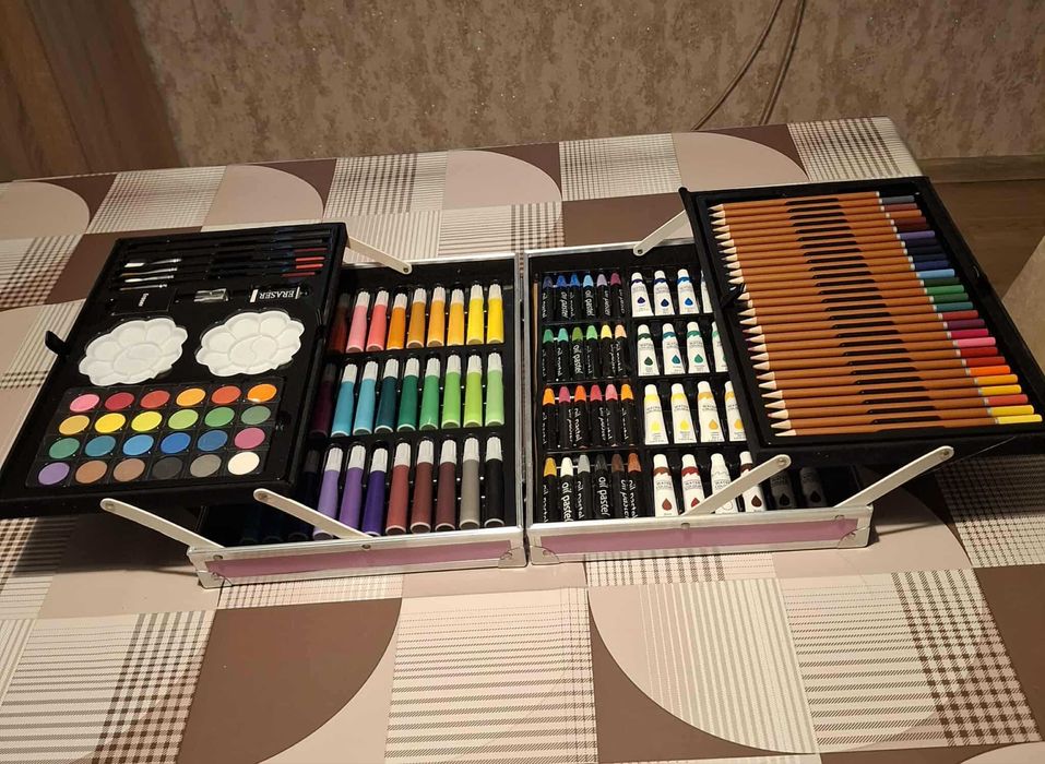 Творчески комплект за рисуване с изключително разнообразие от цветове