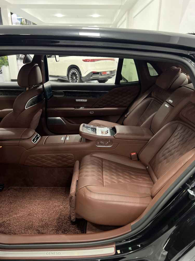 Genesis G90 Limousine