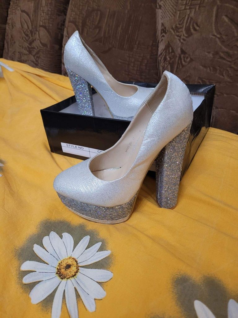 Rochie mireasa  pantofi eleganți su fuste elegante