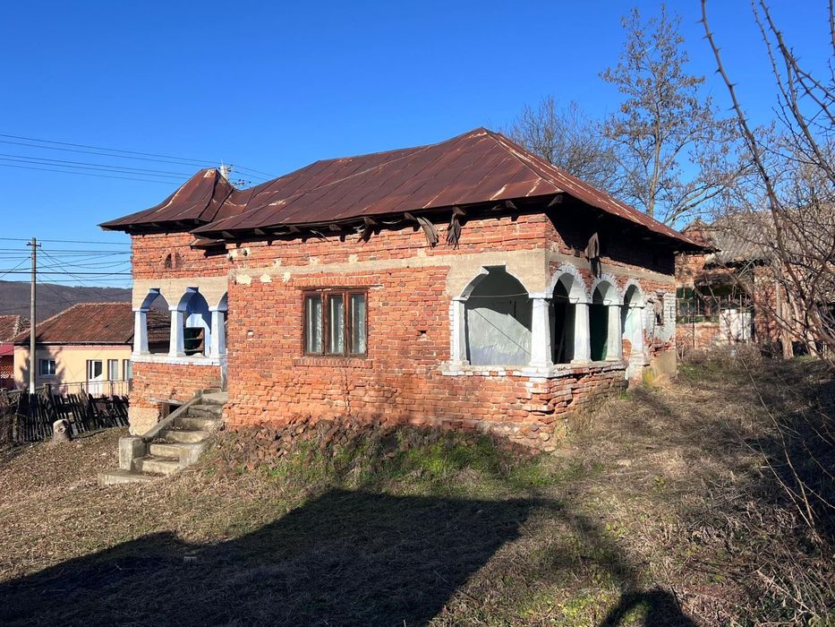 Casa tradițională cu teren mare, perfectă pentru modernizare!