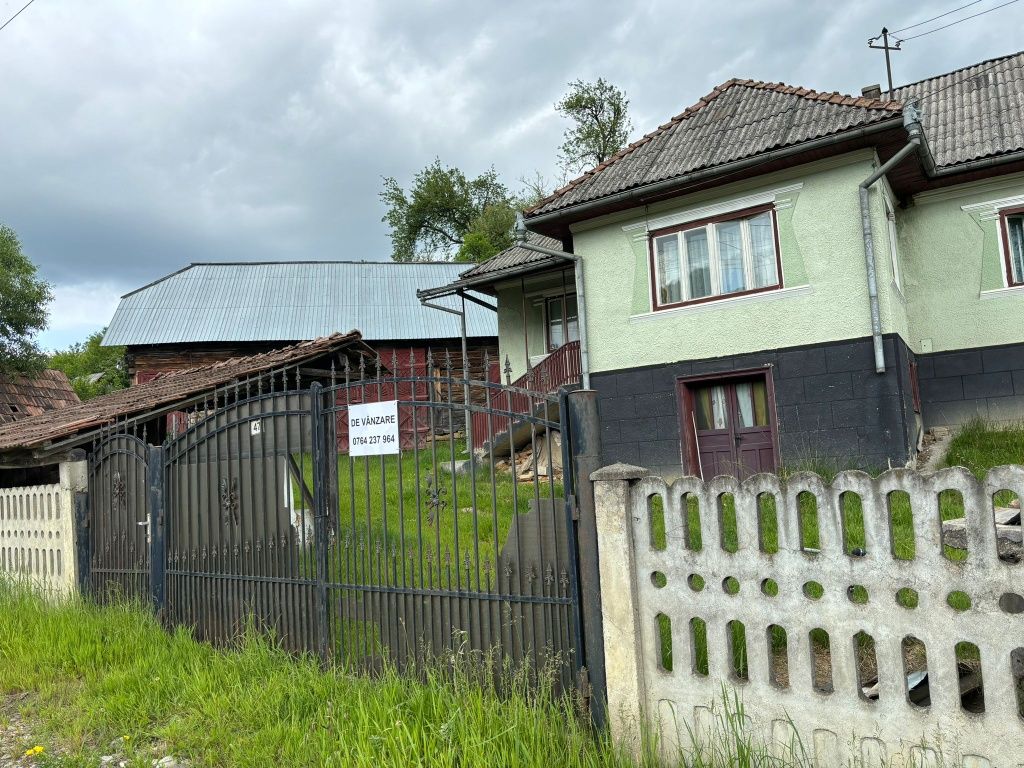 Vând casa în Chiuești str Principala