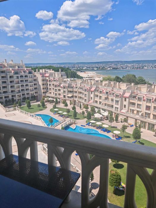 Уникален тристаен апартамент на 1 линия море