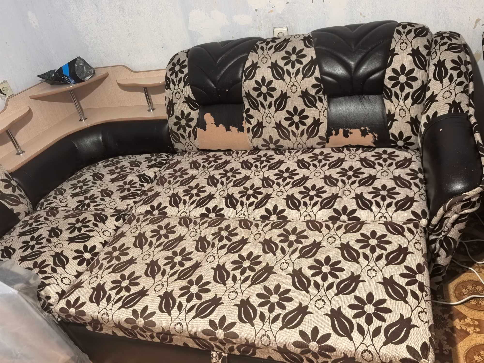Продам угловой диван и кресло