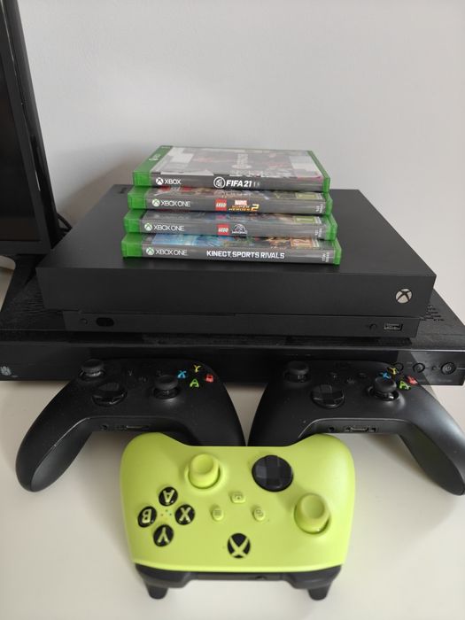 Vând Xbox One X și Kinect + jocuri