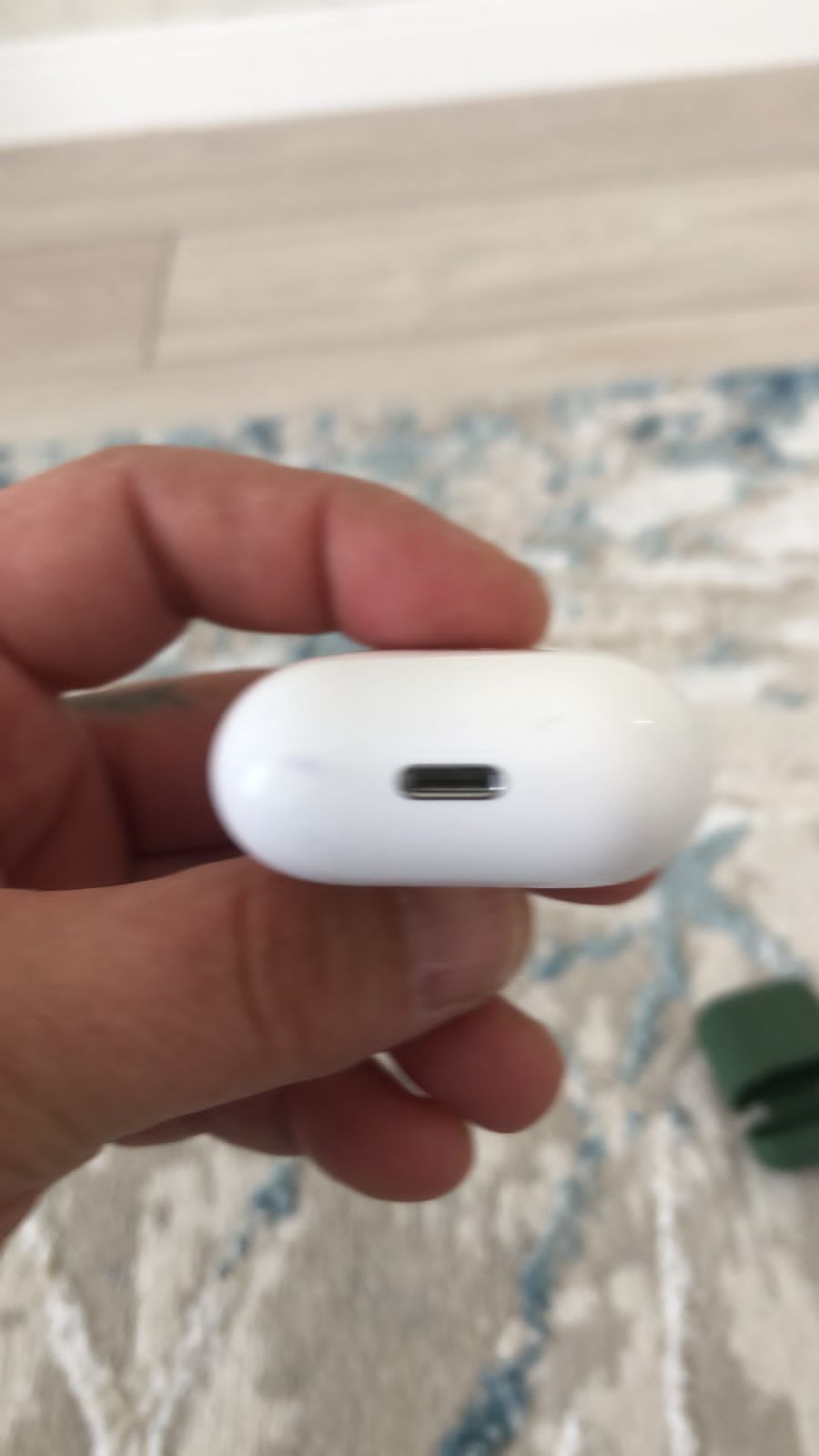 Продам оригинал кейс от Airpods 2