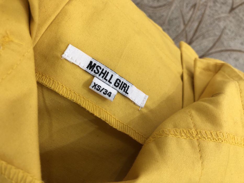 Fustă galbenă cu pliuri și nasturi, mărimea 34