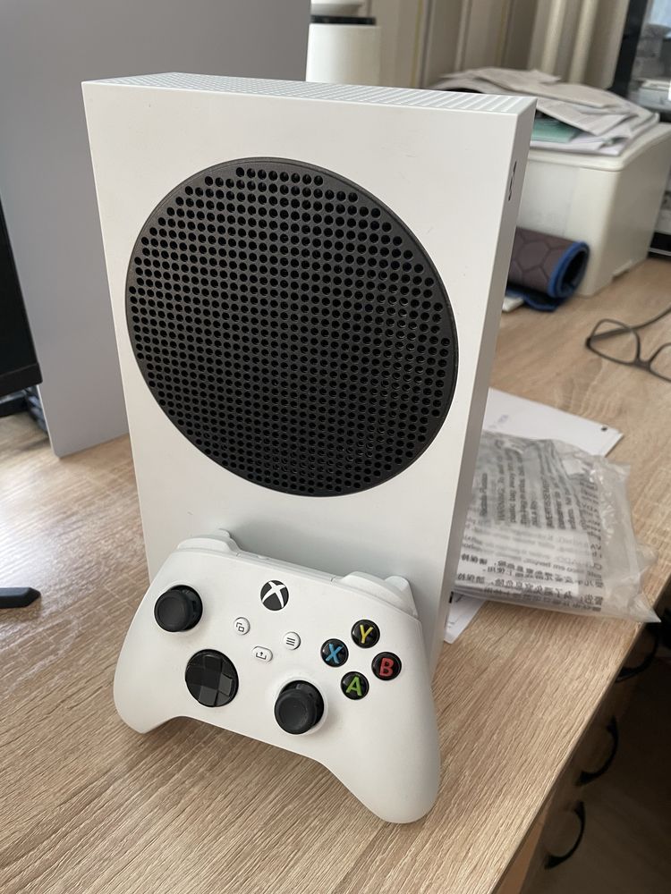 Xbox series S с геймпадом и ориг коробкой и с сменными аккумулятороми