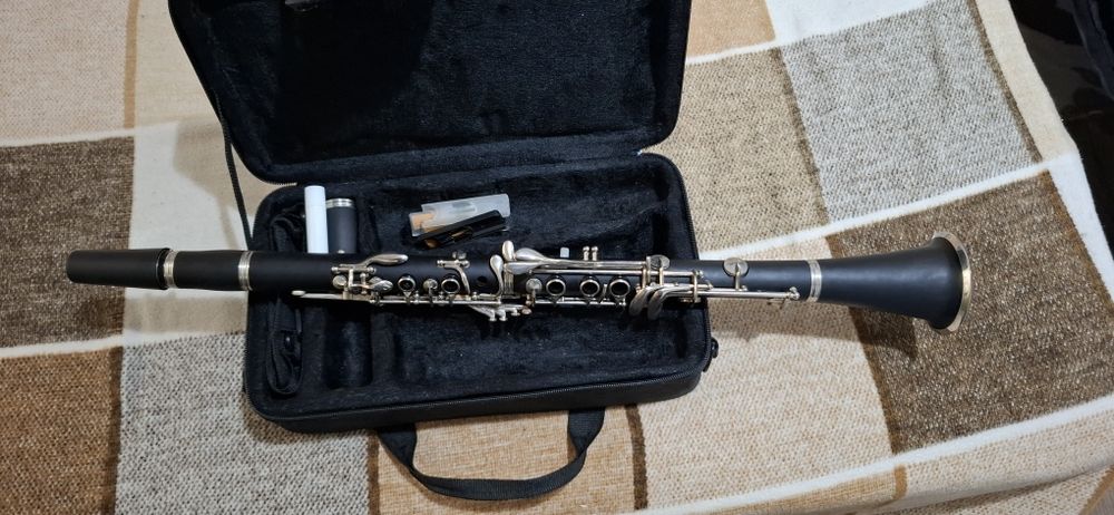 Vând urgent clarinet