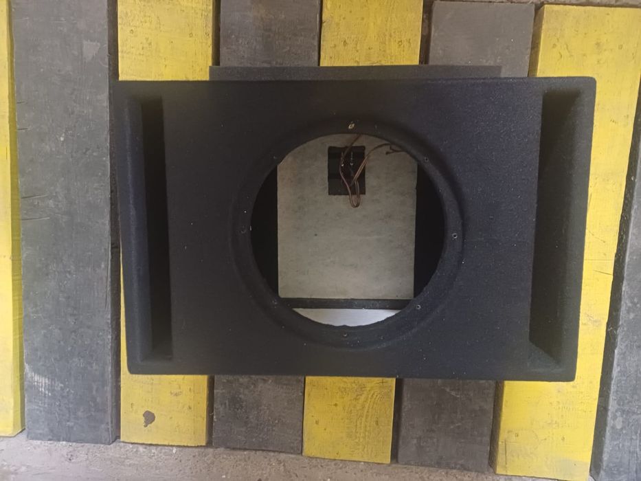 Vând incintă de subwoofer