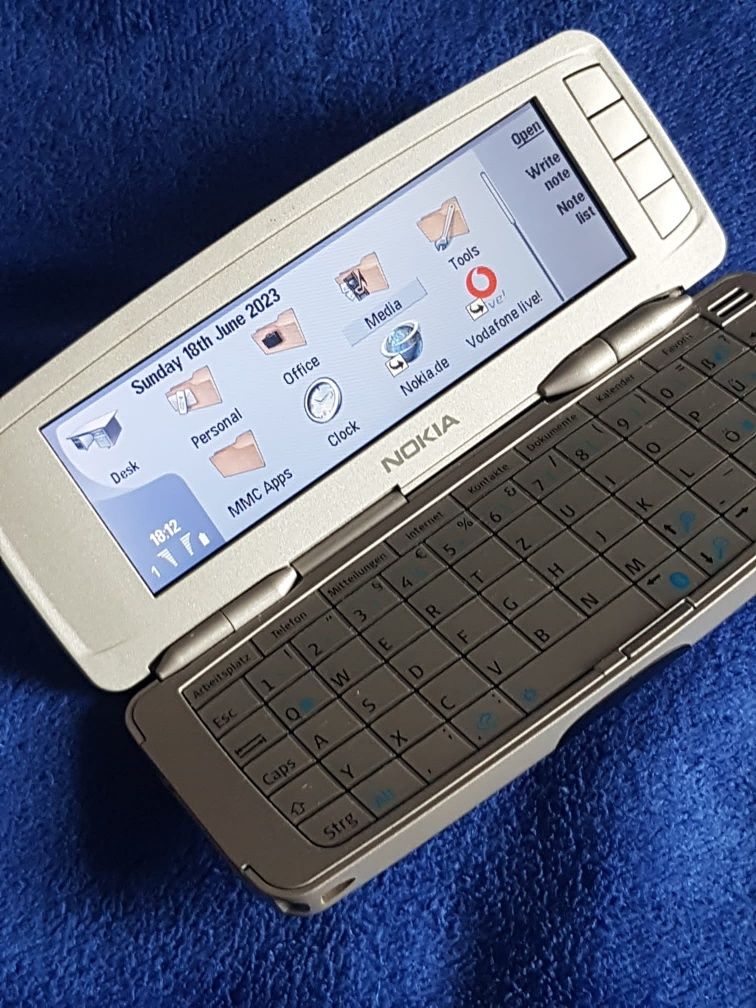 Vând Nokia 9300 i