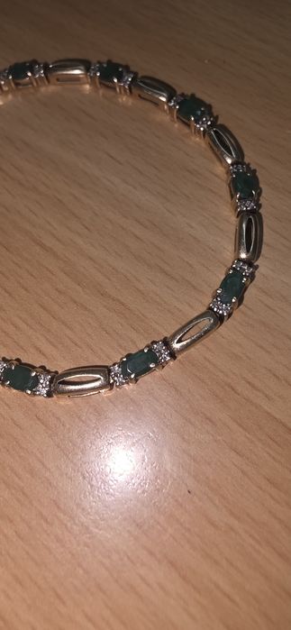 Златна гривна с диаманти и изомруди