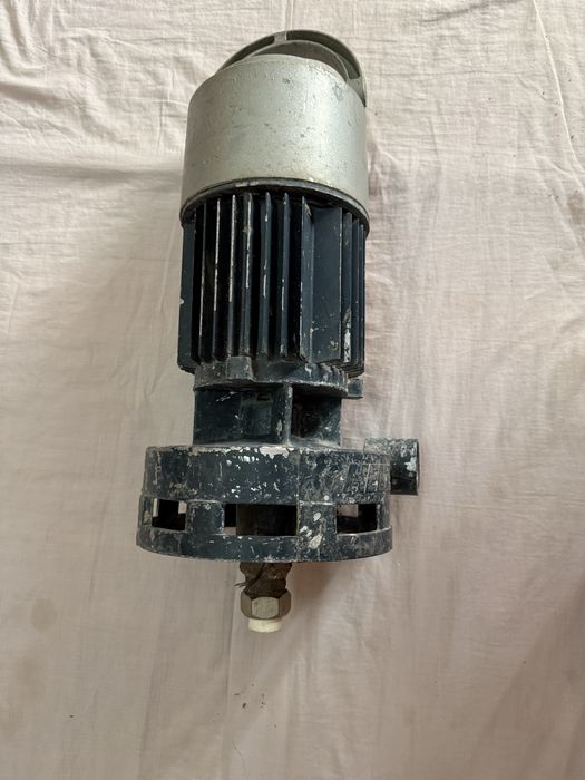 Малый используй на моторчик для воды все нормально работает