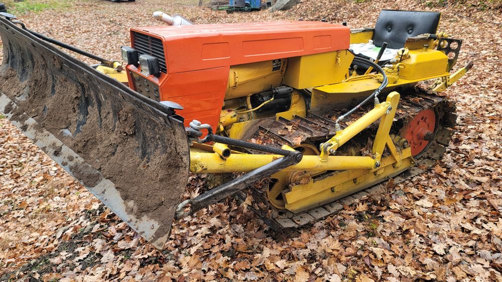 Mini buldozer ( tractor mic pe șenile cu lamă )