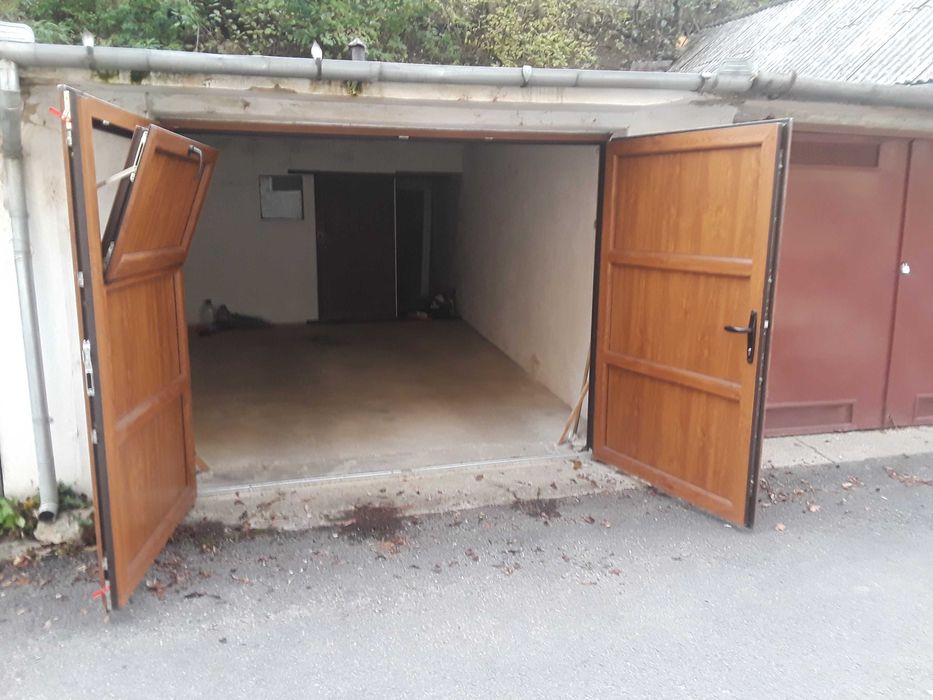 Garaj cu beci de vanzare