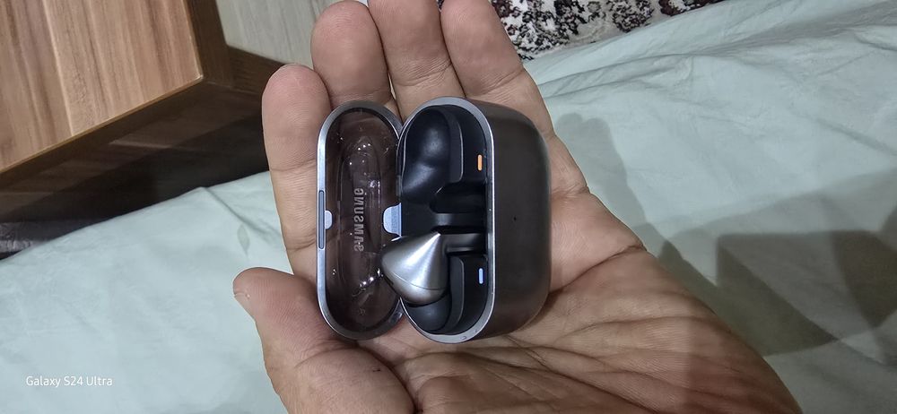 Samsung Buds 3 pro sotiladi chap tarafi Xolati zor 2 oy ishlatilgan