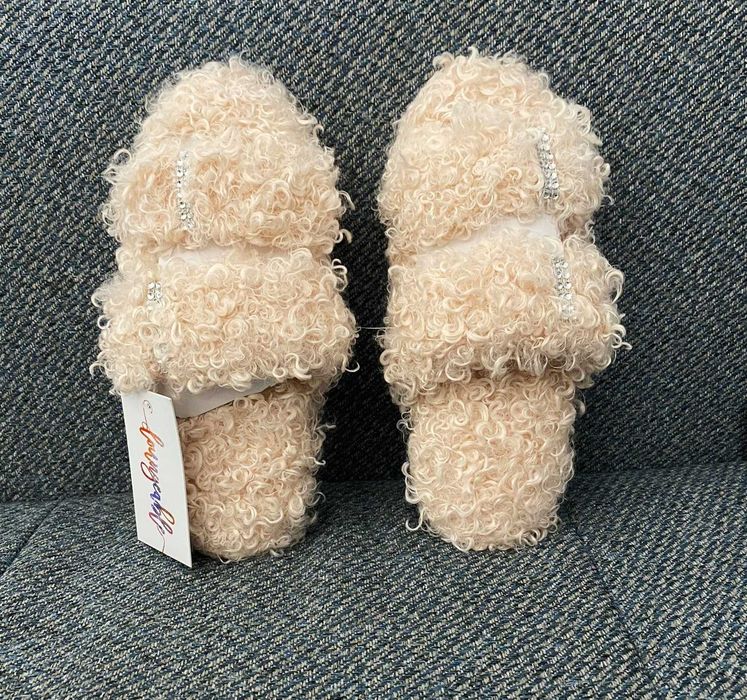 Papuci de casa pufosi cu doua barete si strasuri Loungeable