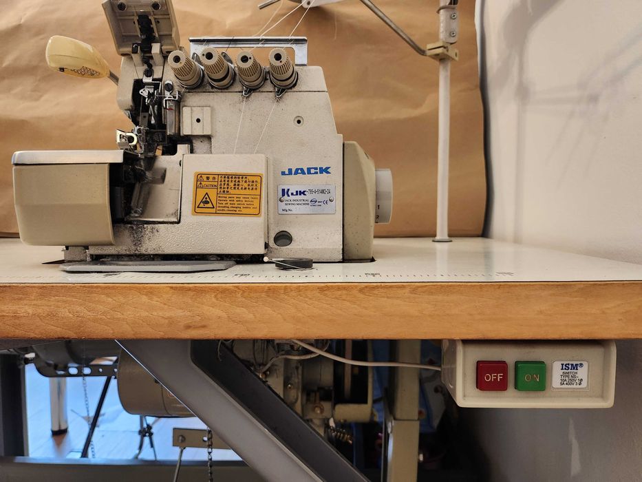 Vând mașină de cusut industriala triplock cu 5 fire