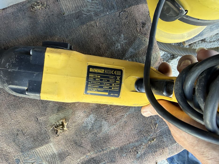 * DeWalt оригинальный перфоратор (требуется ремонт)