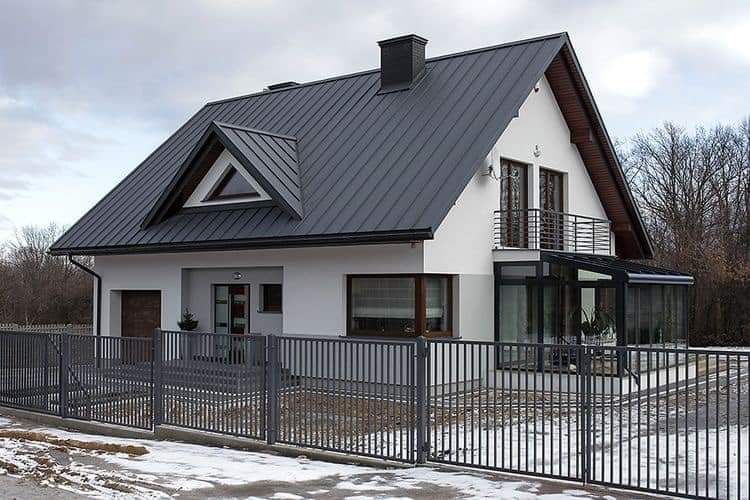 Vand case pe structura metalica