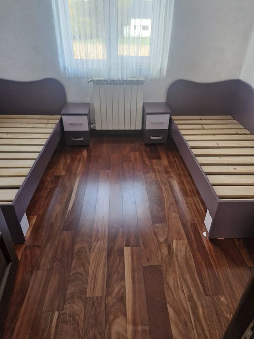 2 paturi,2 noptiere și un dulap