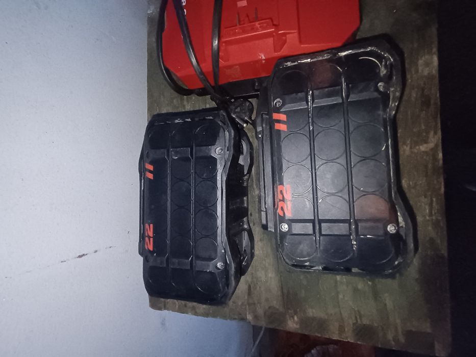 Set 2 baterii hilti 12 amperi nuron + încărcător rapid c8