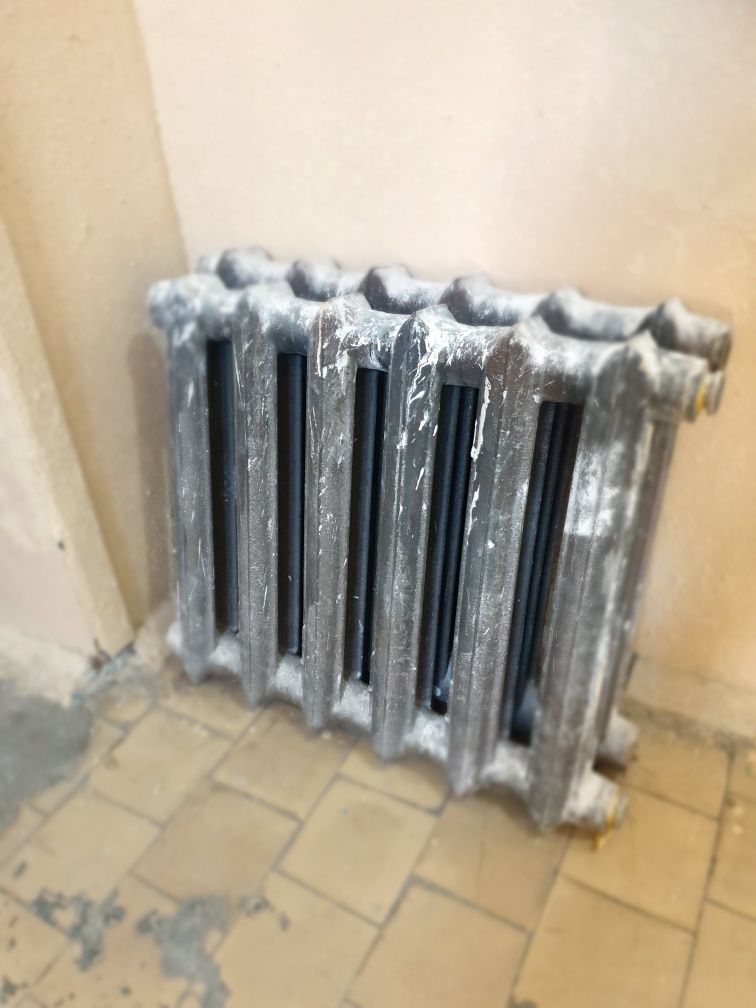 2 чугунные батареи отопление.