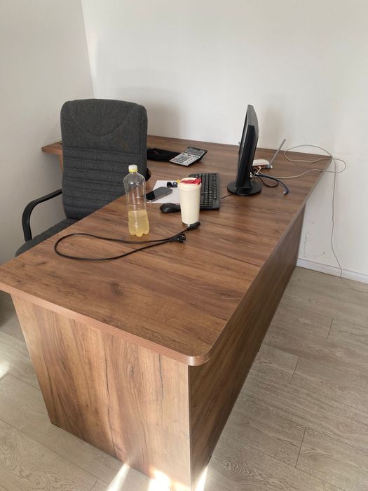 Продаю офисный стол с одной тумбочкой