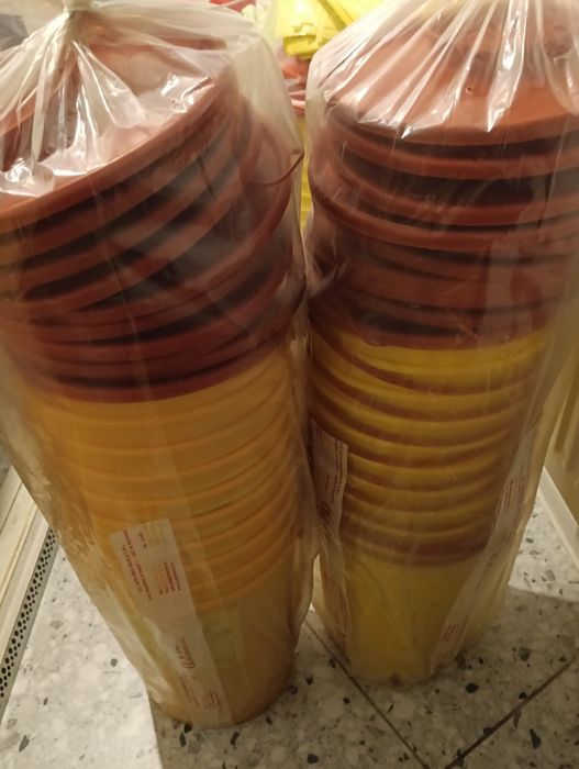 29 recipiente cu capac pentru Deșeuri medicale înțepătoare.