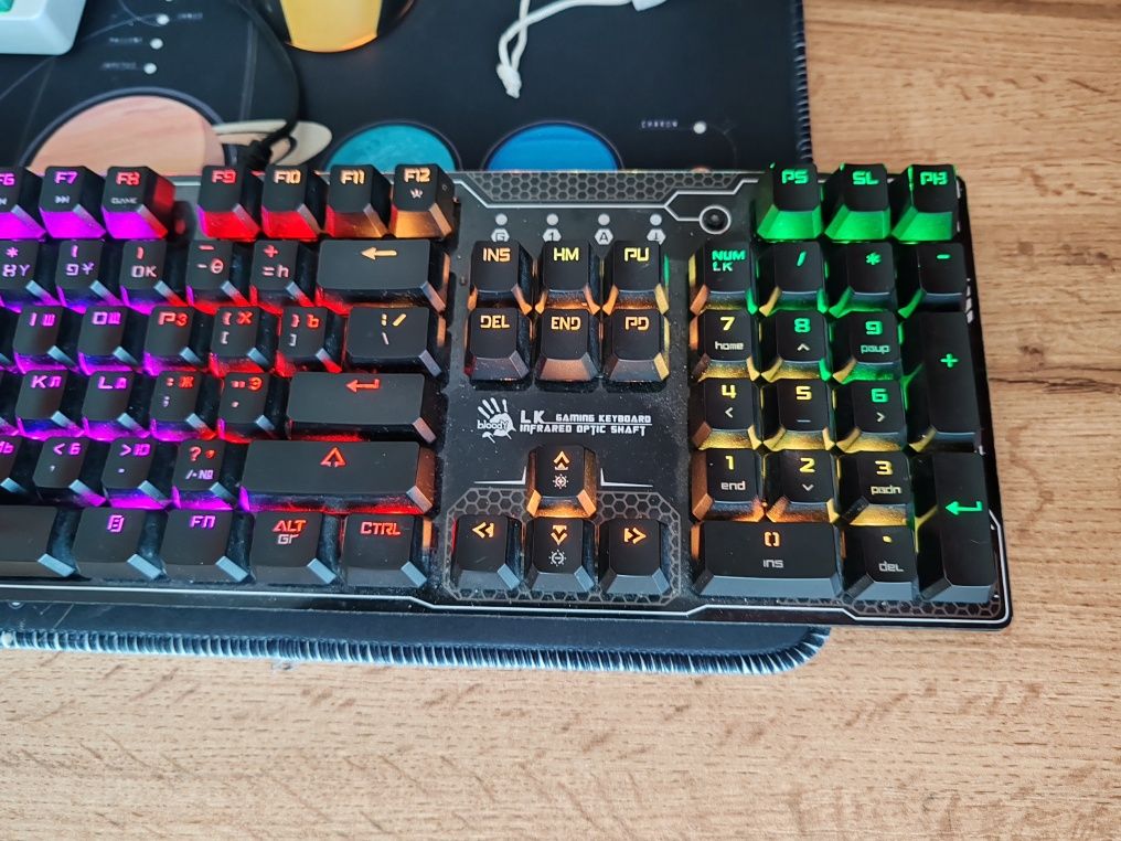 Продам механическую клавиатуру Bloody B810R