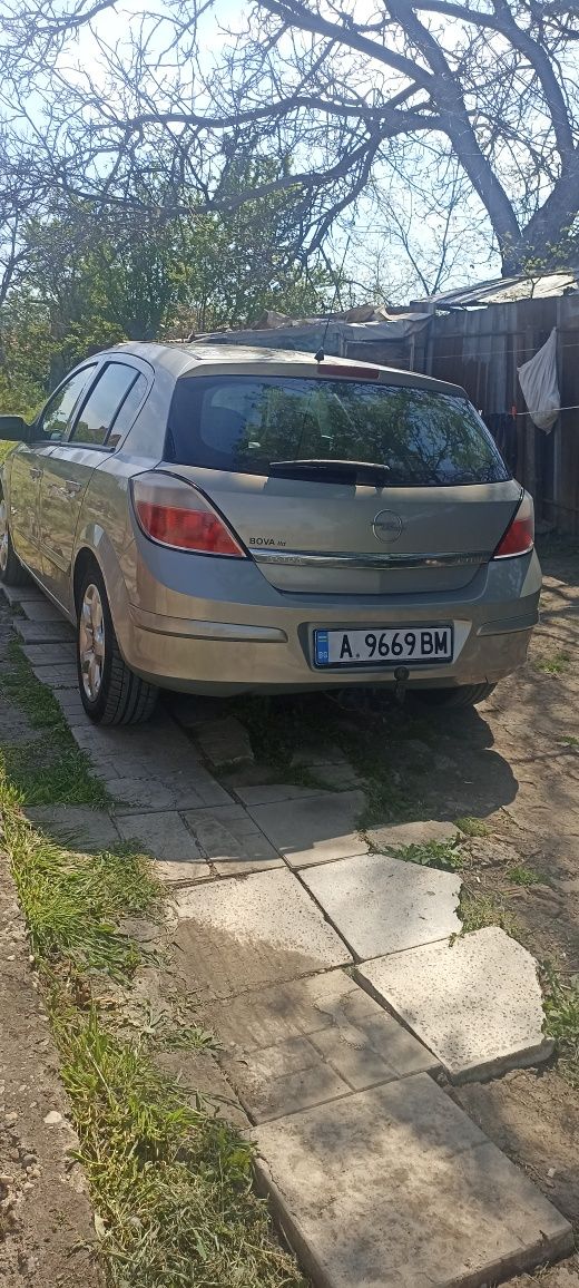 Продавам Опел Астра