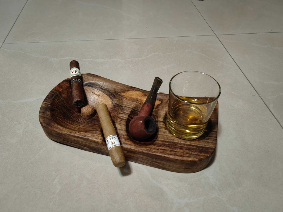 Пепелник за пури и лула с място за чаша.