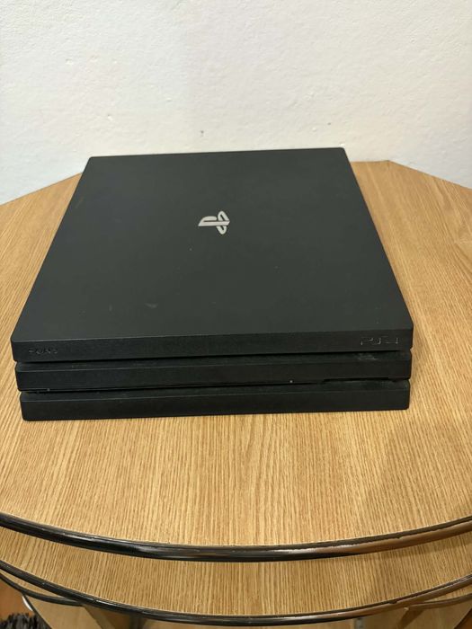 Vand playstation 4 pro 2 manete 4 jocuri