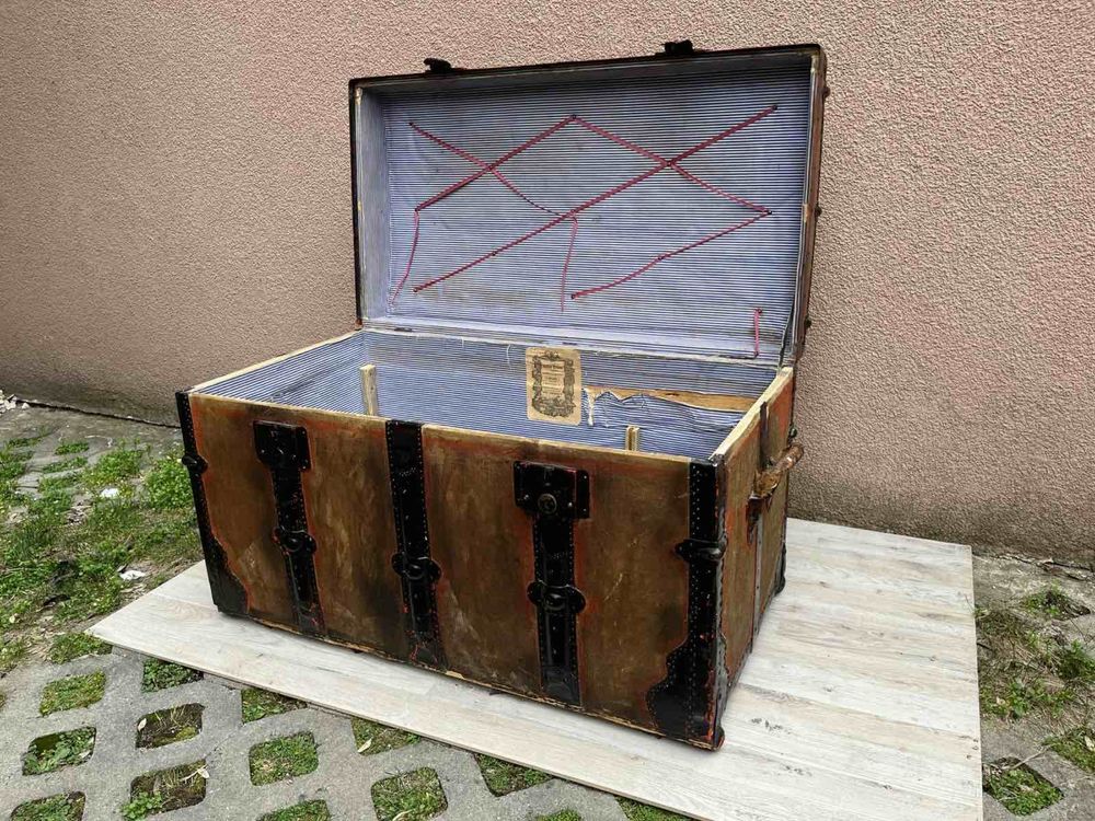 Голям старинен сандък с обков