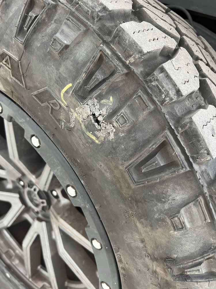 Гуми 275/65/20 goodyear wrangler с джанти Fuel 5x127 20x9”