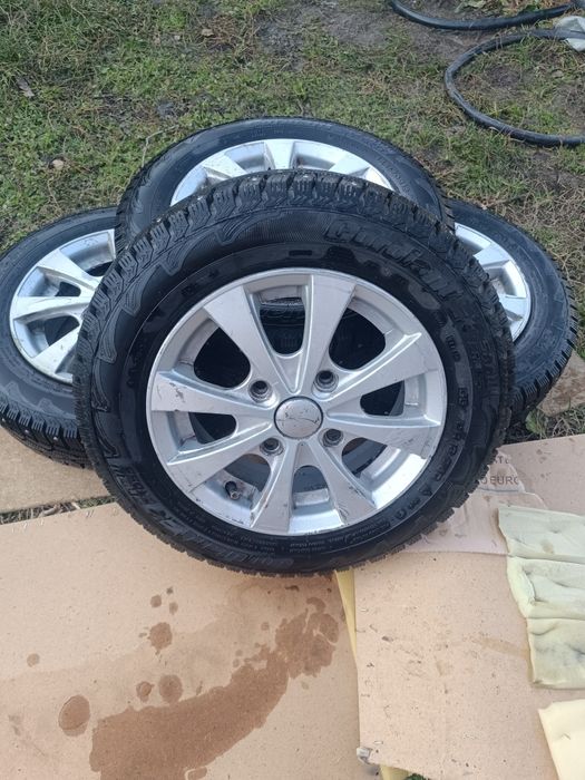 Продам 2 комплекта резины зима лето R-13